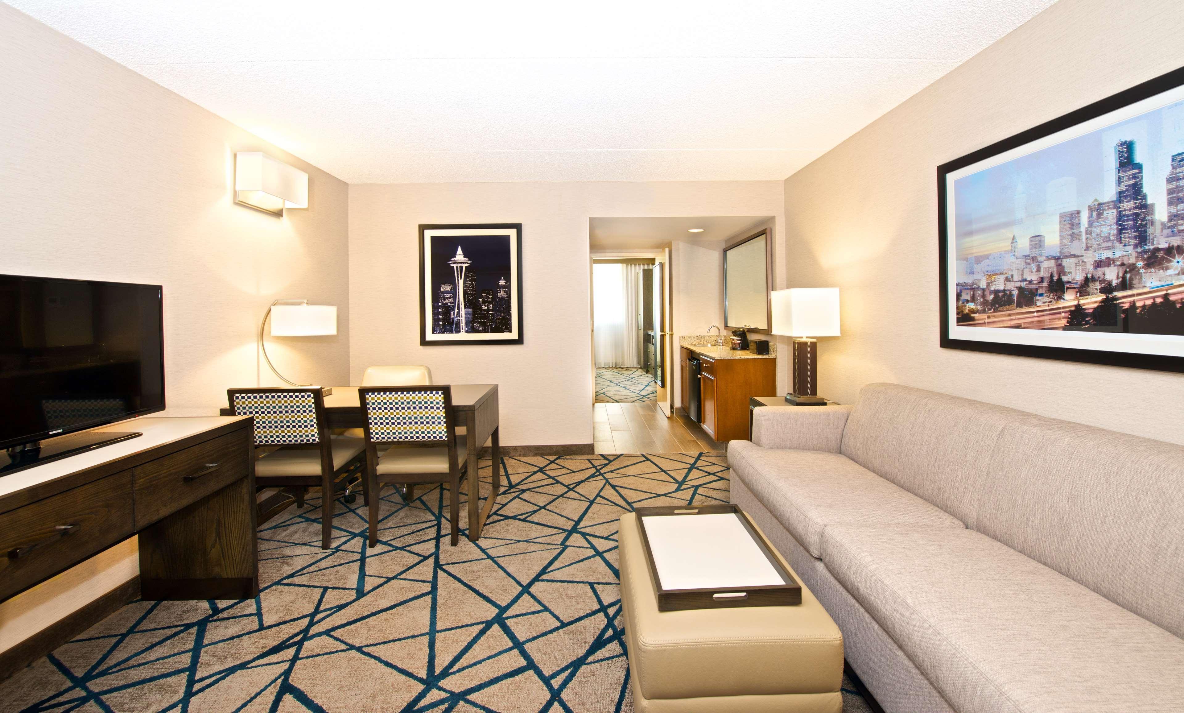 Embassy Suites By Hilton Seattle Белвью Экстерьер фото