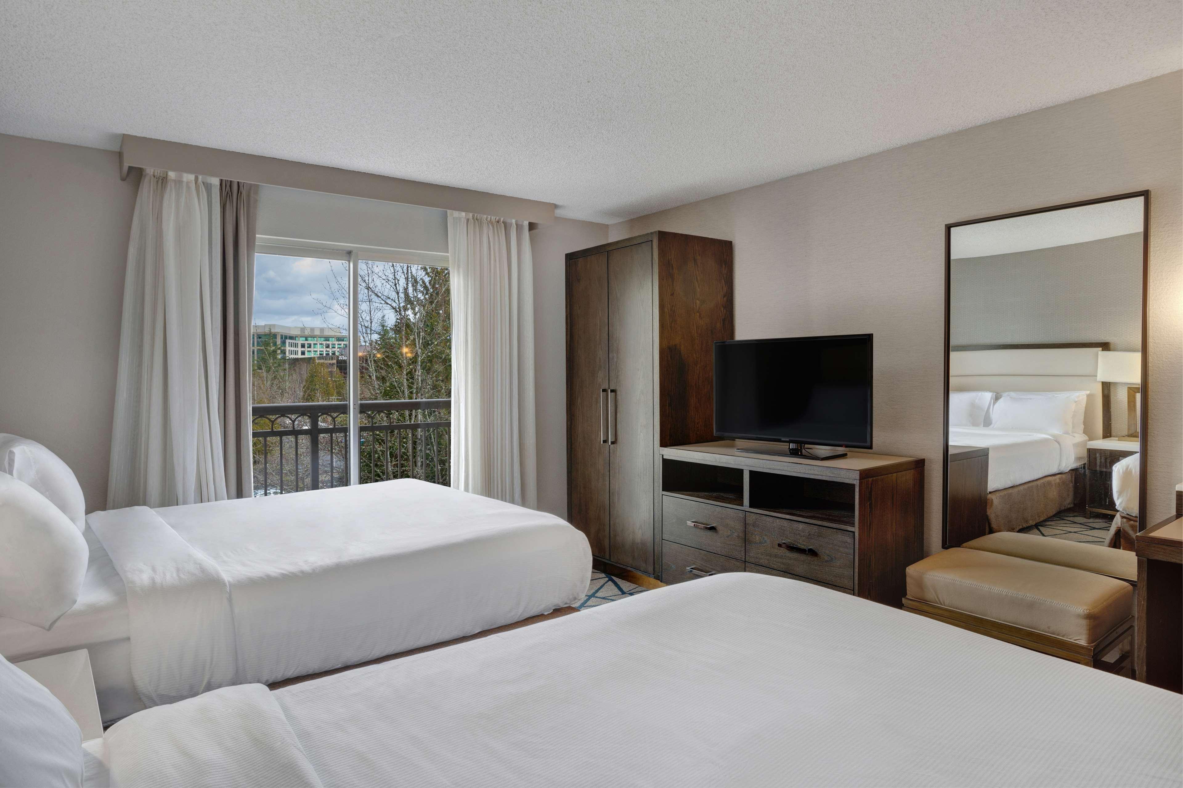 Embassy Suites By Hilton Seattle Белвью Экстерьер фото