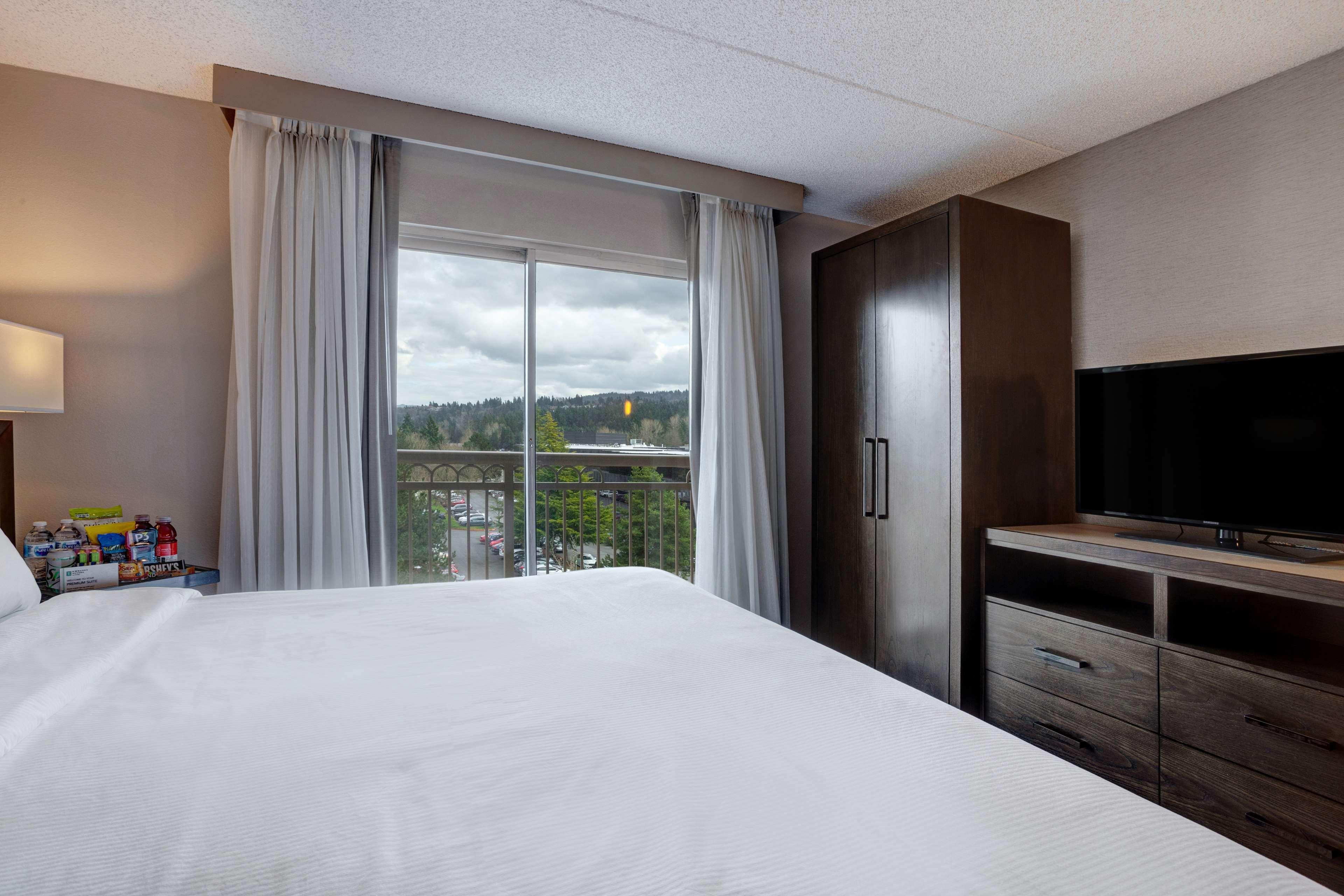 Embassy Suites By Hilton Seattle Белвью Экстерьер фото