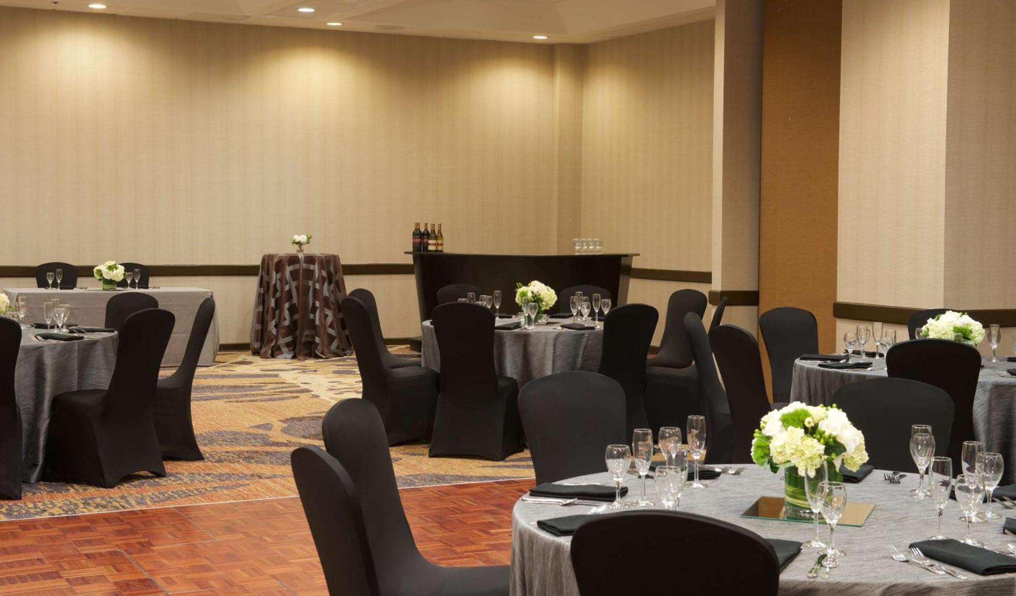 Embassy Suites By Hilton Seattle Белвью Экстерьер фото