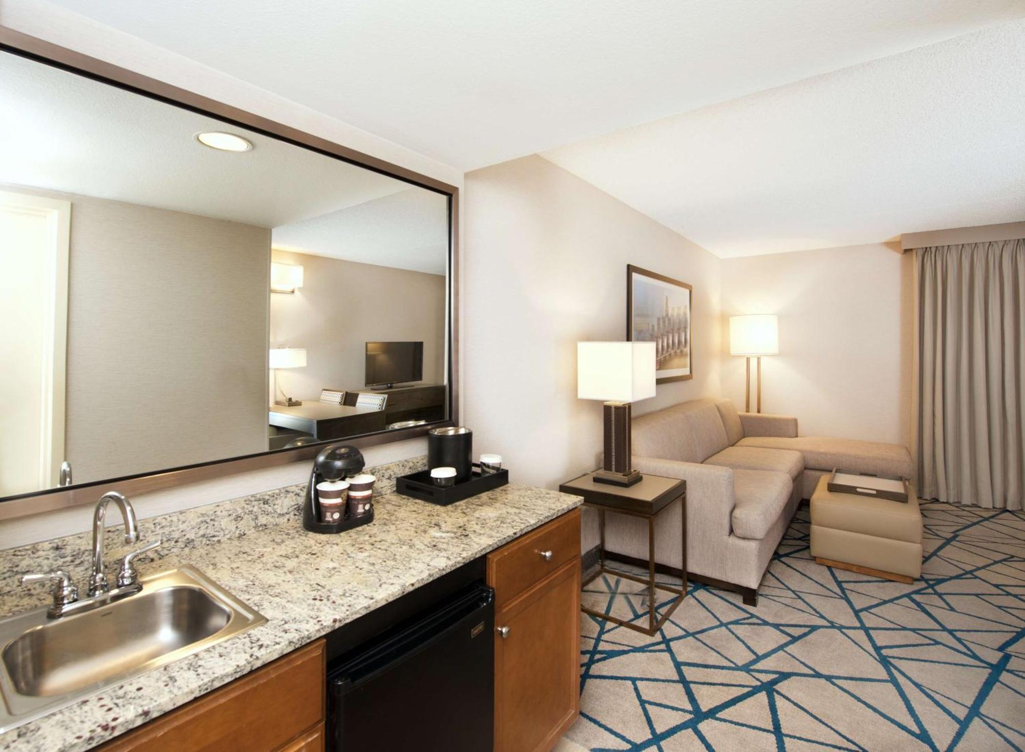 Embassy Suites By Hilton Seattle Белвью Экстерьер фото